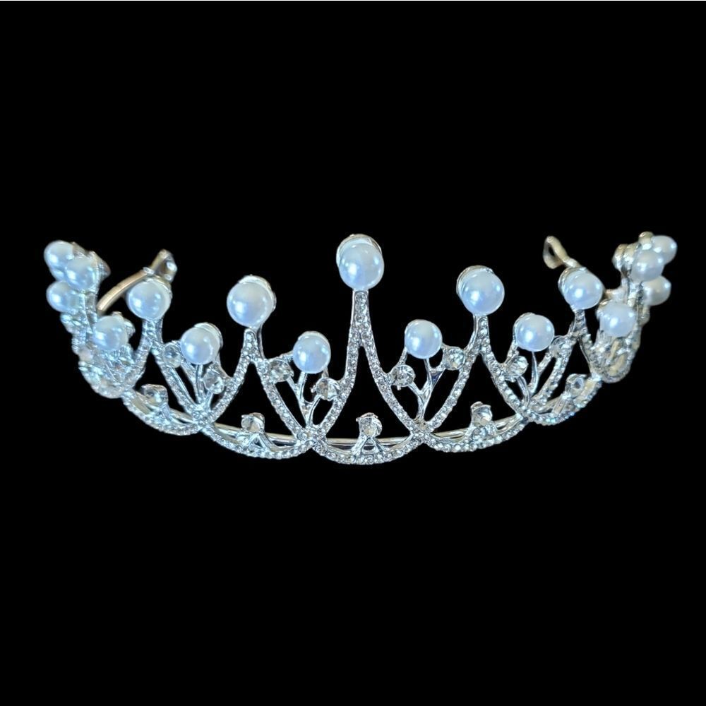 Wedding tiera silver tone, pearls and rhinestones.